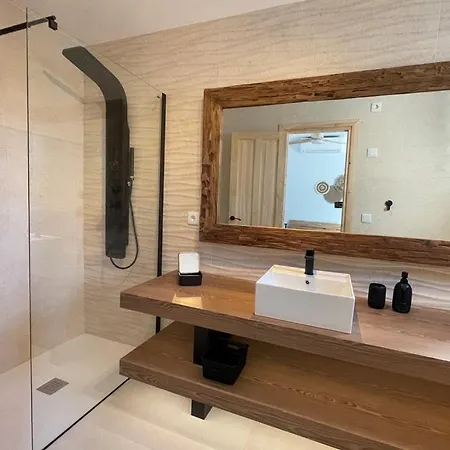 Villa Off-grid Luxury With Tikibar By The Pool.