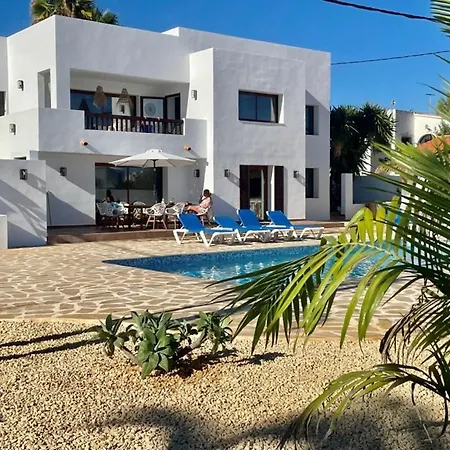 Off-grid Luxury With Tikibar By The Pool. Villa